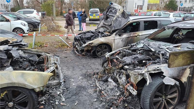 Totalschaden: Autowracks nach einem Brand auf dem Parkplatz hinter der „Bürger“ auf Höhe der Grazer Straße 7 in der Bremerhavener Innenstadt. 