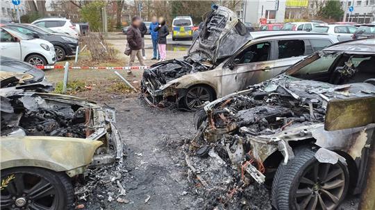 Totalschaden: Autowracks nach einem Brand auf dem Parkplatz hinter der „Bürger“ auf Höhe der Grazer Straße 7 in der Bremerhavener Innenstadt. 