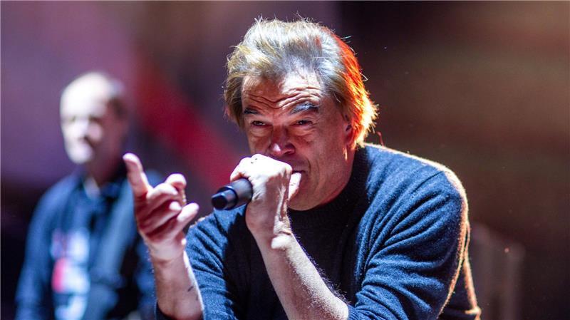 Campino kontra Landrat - Musikfestival in Jamel gegen rechts Tote-Hosen-Frontmann Campino kritsierte einen Landrat wegen Auflagen für das Festival gegen Rechtsextremismus.