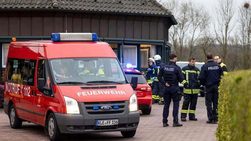 Vier Menschen sterben bei Brand in Seniorenheim Tote und Verletzte bei einem Brand in einem Seniorenheim: Polizei und Feuerwehr im Einsatz in Bedburg-Hau.