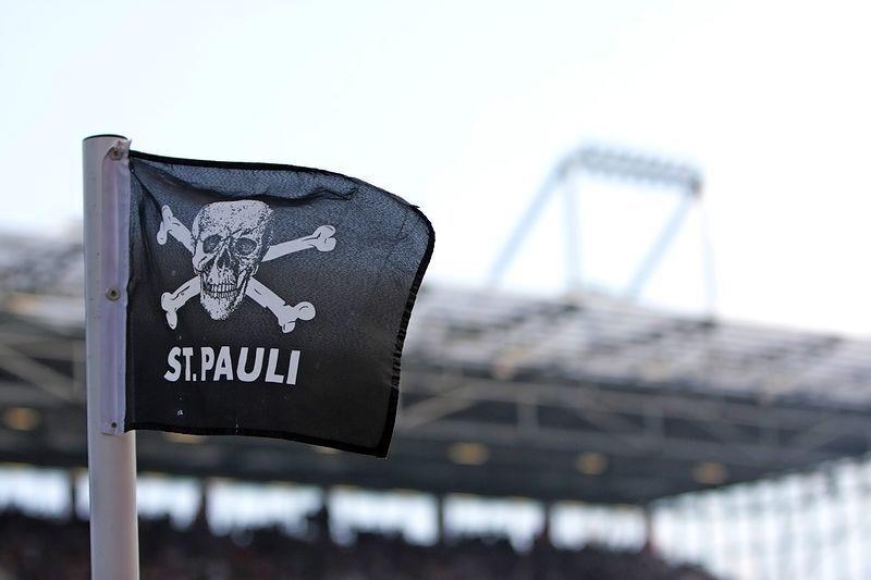 St. Pauli testet nach Rückrundenauftakt gegen den VfB Oldenburg Totenkopf-Eckfahne am neuen Millerntor. Foto: Antje Frohm