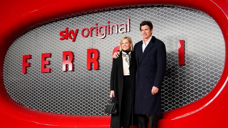 Skandale im Formel-1-Gepäck: Strafanzeige in Geheimnisaffäre Toto Wolff, Chef des Formel-1 Teams Mercedes, und seine Frau Susie Wolff kommen zur Premiere des Films „Ferrari“. Susie Wolff geht gegen den Motorsport-Weltverband vor.