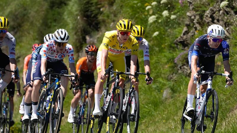 Vingegaard und die Unruhe vor der letzten Tour-Woche Tour-Titelverteidiger Vingegaard (l.) sammelte am Ruhetag etwas Kraft, um Rivale Tadej Pogacar (r.) doch noch gefährlich zu werden.