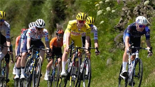 Tour-Titelverteidiger Vingegaard (l.) sammelte am Ruhetag etwas Kraft, um Rivale Tadej Pogacar (r.) doch noch gefährlich zu werden. 