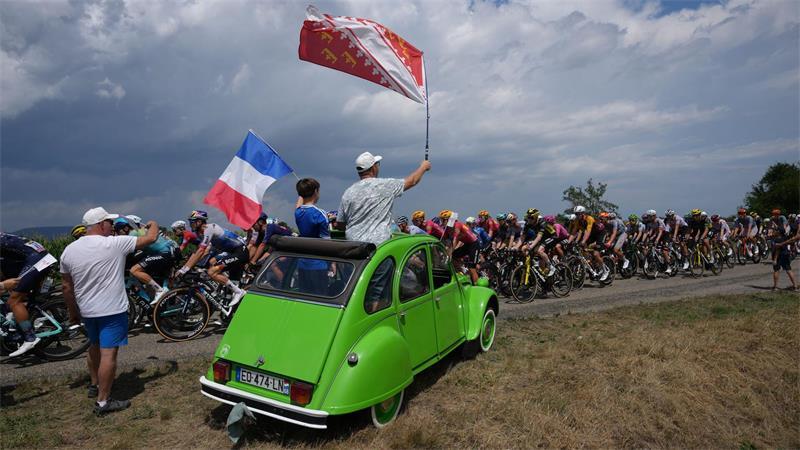 Tour de France: Fans, Fahnen, Feld – und eine Ente