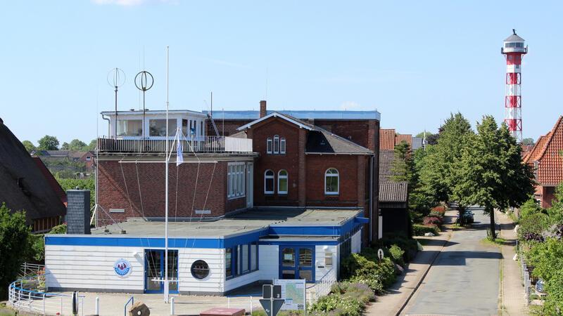 Über 200 Events: Alte Schiffe, Kräne und Mühlen zwischen Elbe und Moor erleben Tour durch die Seefahrtsschule in Grünendeich - von der ehemaligen Kapitänsbrücke auf dem Dach über das Zeiss-Planetarium im Keller bis zu Geschichten aus der Nautikschule.