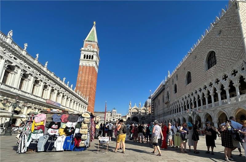 Fünf Euro: Venedig beschließt Eintritt für Tagesbesucher Touristen auf dem Markusplatz.