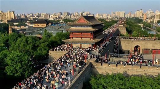 Touristen besuchen die malerische antike Stadtmauer von Xi’an.