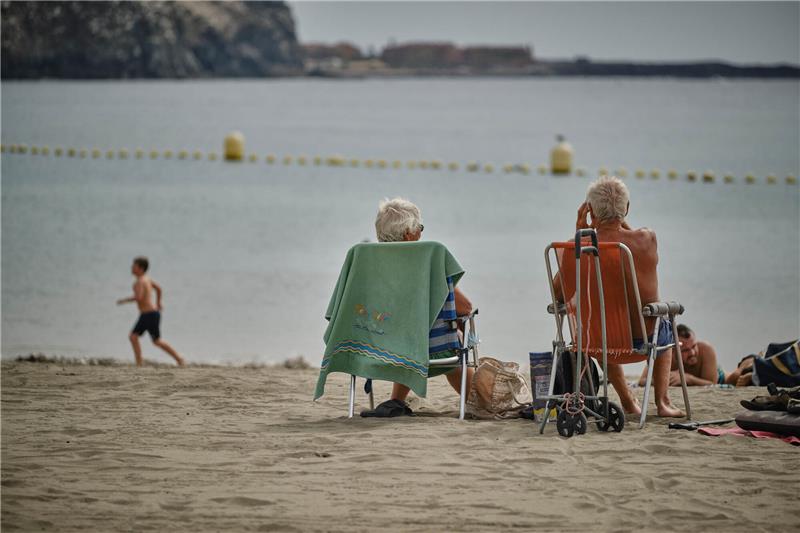 Touristen genießen die Sonne am Strand La Playa de Las Vistas im Süden der Kanaren-Insel. Deutschlands zweitgrößter Reisekonzern DER Touristik erwartet keine nachhaltigen Bremsspuren durch die deutlich verschärfte Corona-Infektionslage. Foto: Andrés Gutiérrez/dpa