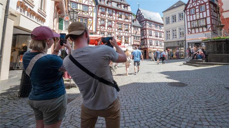 Übernachtungsrekord für Deutschland-Tourismus Touristen im Fachwerk-Städtchen Bernkastel-Kues. Die Lust aufs Reisen ist ungebrochen.