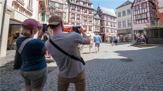 Touristen im Fachwerk-Städtchen Bernkastel-Kues. Die Lust aufs Reisen ist ungebrochen.
