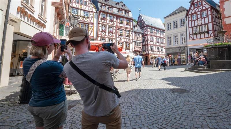 „Populärste Form des Glücks“ - Neuer Urlaubsrekord Touristen im Fachwerk-Städtchen Bernkastel-Kues. Die Lust aufs Reisen ist ungebrochen. (Archivbild)