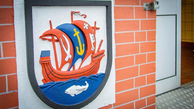 Touristen sehen bereits an der Front: Die Fischräucherei Franke ist ein Urgestein Bremerhavens.