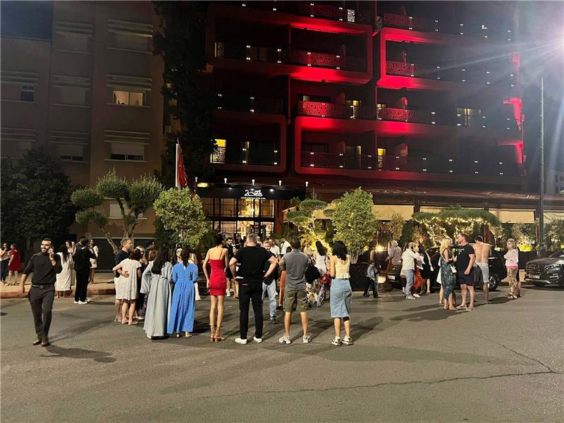 Erdbeben in Marokko: Zahl der Toten steigt auf mehr als 2000 Touristen stehen nach dem Erdbeben vor einem Hotel in Marrakesch.