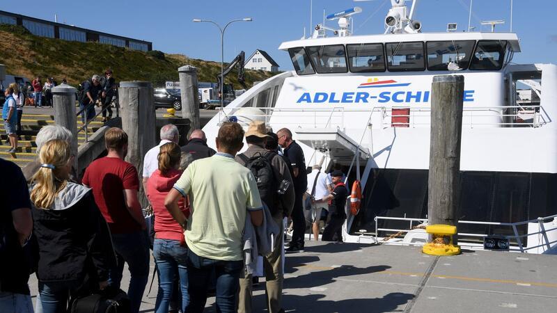 Maroder Hafen: Muschelzüchter und Ausflugsschiffer alarmiert Touristen steigen im Hafen in Hörnum auf Sylt auf den Passagier-Katamaran „Adler Cat“.