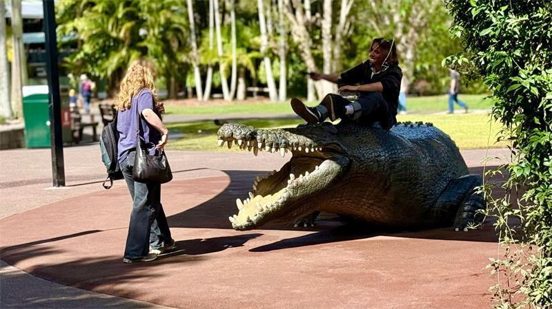 Crikey! Wie der „Crocodile Hunter“ unsterblich wurde Touristen stellen im Australia Zoo gerne Szenen der waghalsigen Aktionen von Steve Irwin nach.