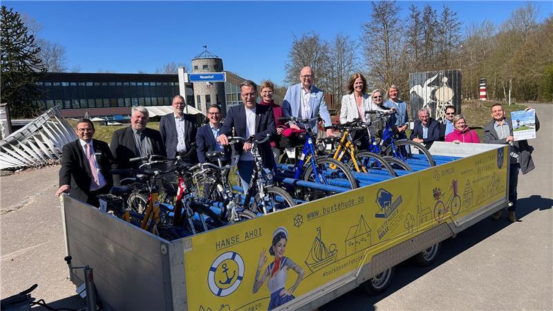Start in die neue Saison: Was den Elbe-Radwanderbus so besonders macht Touristiker, Landkreis, Kommunen und Sponsoren an Bord des Fahrradanhängers: Der Elbe-Radwanderbus startet am 1. Mai in die neue - und längere - Saison.
