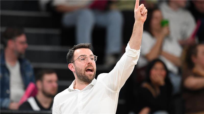 Zwei Spiele in der Barclays Arena: Towers haben „hohe Ziele“ Towers-Trainer Benka Barloschky gestikuliert am Spielfeldrand.