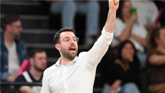 Towers-Trainer Benka Barloschky gibt seinem Team Anweisungen