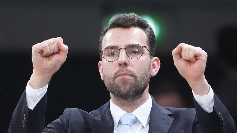 Towers-Trainer Benka Barloschky jubelt nach einem Korb für sein Team.