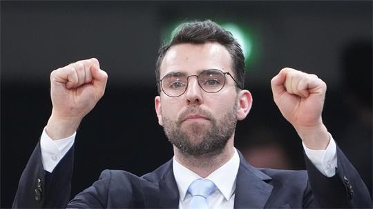 Towers-Trainer Benka Barloschky jubelt nach einem Korb für sein Team.