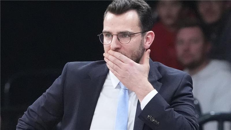 Towers-Trainer Benka Barloschky reagiert am Spielfeldrand.