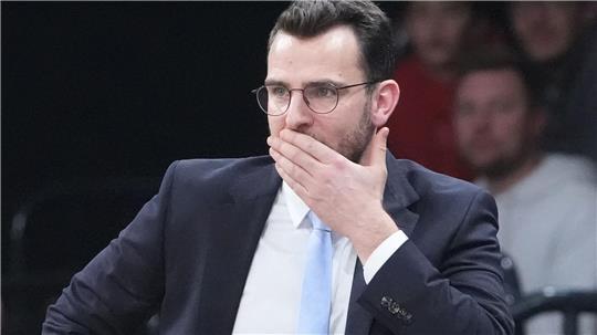 Towers-Trainer Benka Barloschky reagiert am Spielfeldrand.