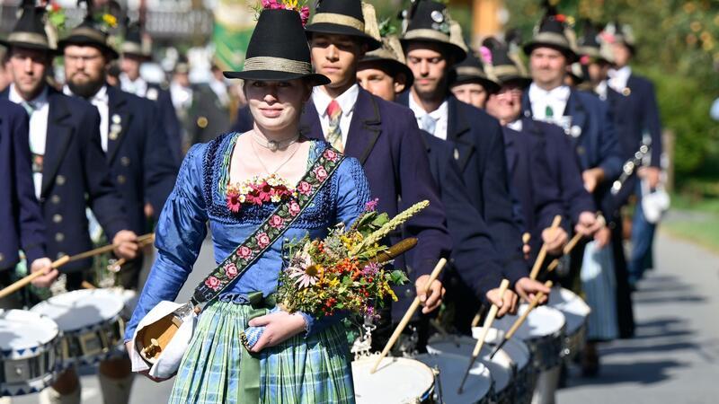 Trachtenfestzug in Bayern: Bei dem jährlichen Kochler Heimattag, der traditionell an Mariä Himmelfahrt stattfindet, trägt eine Frau einen „Kräuterbuschen“, einen Strauß aus Heilkräutern.