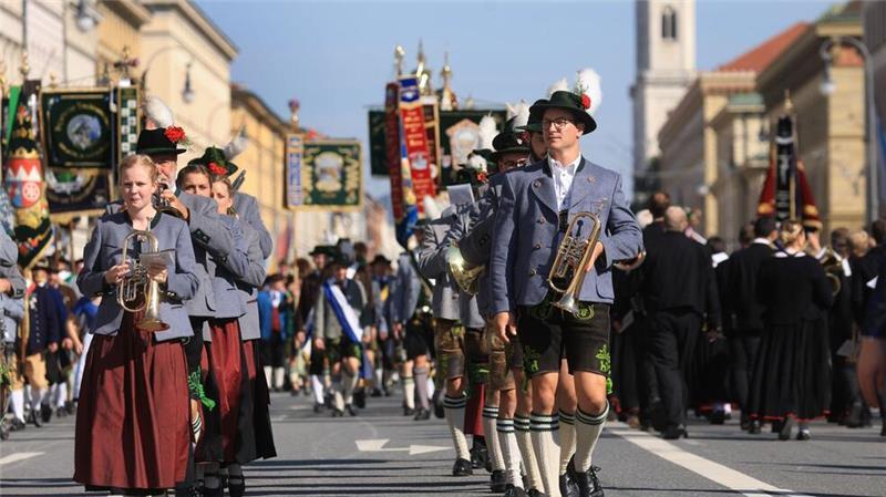 Zweiter Wiesntag startet mit Trachtenzug - Traumwetter Trachtler ziehen zur Wiesn.