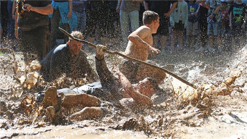 Tradition an der Wildbahn: Dreckschweinfest 2026 in Hergisdorf endet mit Sprüngen ins Schlammloch.