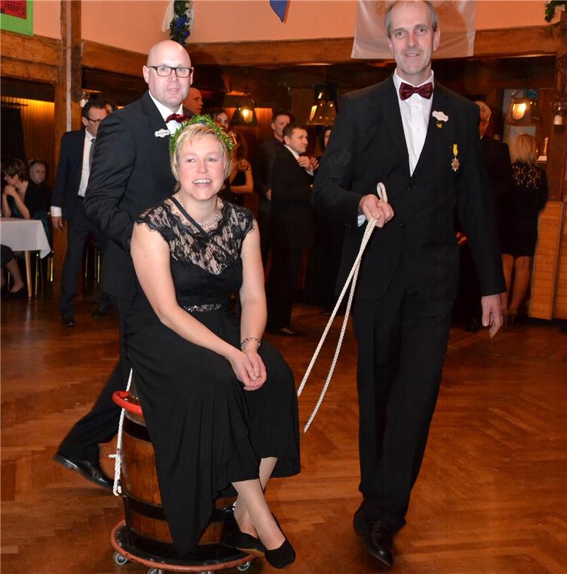 Tradition beim Tonnenball im Hotel Zur Post: Wer bestraft wird, wird auf einer Tonne zum Richtertisch gezogen, wie hier beim Ball von 2015. Fotos Tiemann (1), Von Allwörden (3)