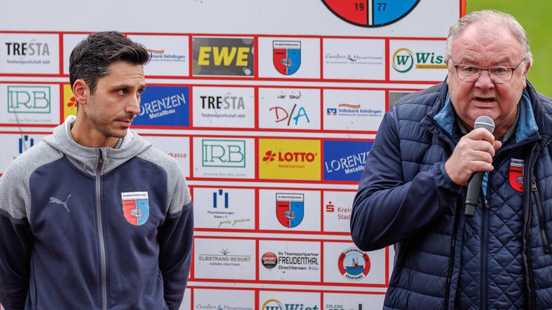 Tradition im Kehdinger Stadion: Gooßen, hier neben D/A-Trainer Oliver Ioannou, hat nach Heimspielen das letzte Wort.