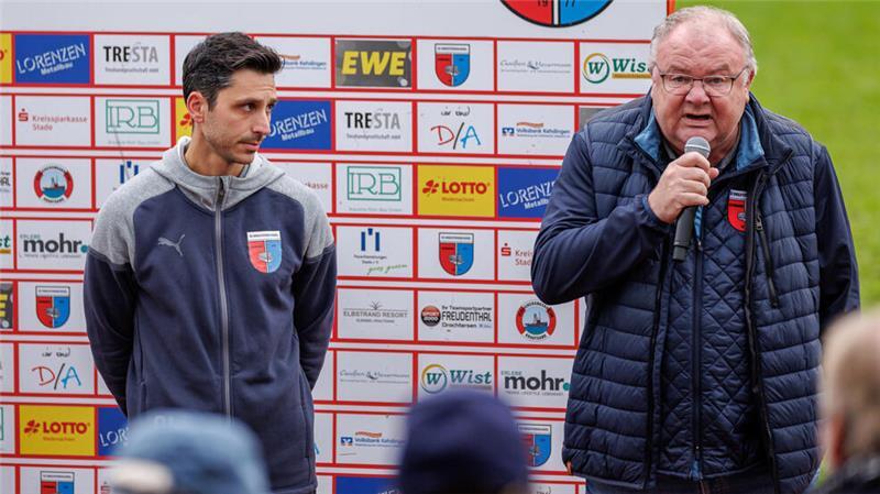 Tradition in Drochtersen: Vereinschef Rigo Gooßen greift nach Abpfiff zum Mikrofon. Nach der Niederlage gegen Jeddeloh bleibt er einsilbig.