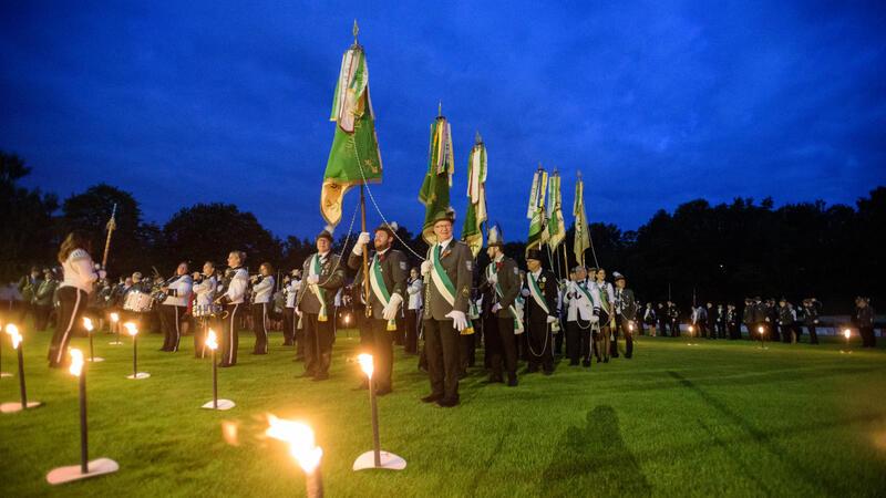 Tradition in schöner Atmosphäre: Der Schützenverein Altkloster feiert den Großen Zapfenstreich.