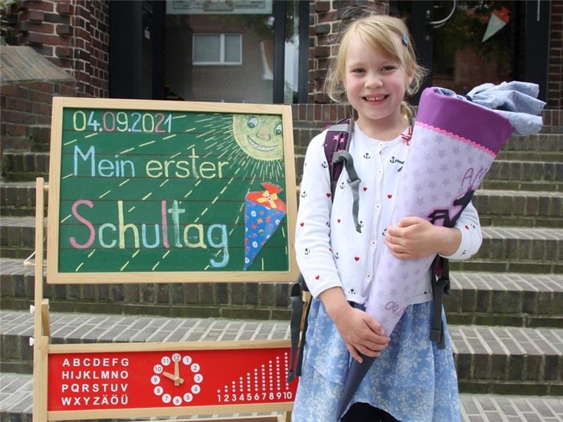 Einschulung: Zwischen Test und Traditionen Tradition muss sein: Amelie Havemann (6) freut sich über ihren ersten Schultag an der Grundschule Campe in Stade und posiert neben der obligatorischen Tafel, wie schon dutzende Jahrgänge vor ihr. Fotos: Dede