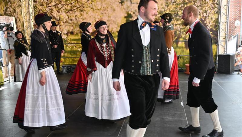 Plattdeutsch und Lehramt: Das ist die neue Altländer Blütenkönigin Linn Schuback Tradition pflegen: Die Altländer Trachtengruppe ist eine Attraktion des Blütenfestes.