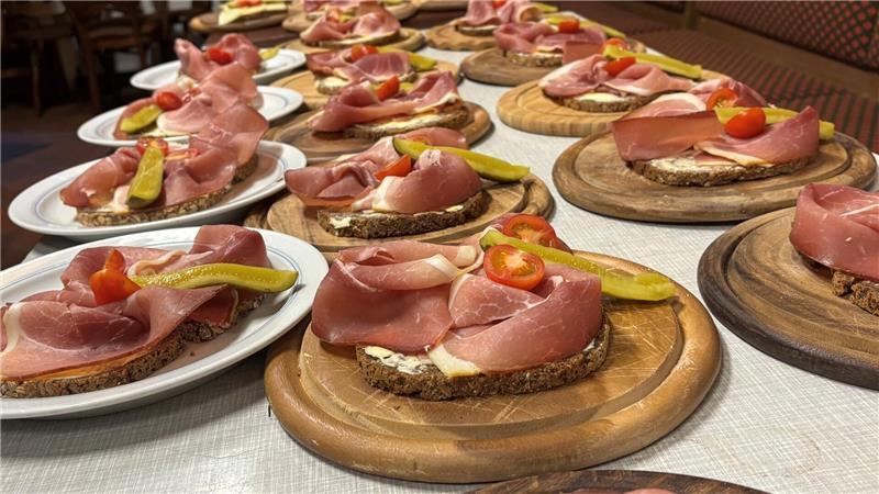 Schützenverein Altkloster: Warum tragen manche Zylinderhut? Traditionell fällt das Geburtstagsessen während der Jahreshauptversammlung des Schwarzen Rotts aus: Zur Feier der Gründung vor 125 Jahren wird Schwarzbrot mit Schinken, Gurke und Tomate aufgetischt.