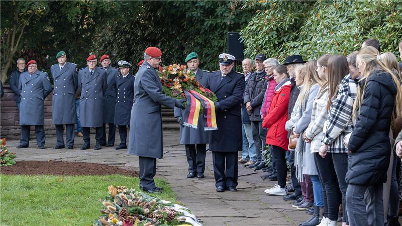 Landrat lädt ein zur traditionellen Gedenkfeier zum Volkstrauertag Traditionell findet die Gedenkveranstaltung im feierlichen Rahmen statt. Der 13. Jahrgang der Jobelmannschule in Stade wirkt an der Zeremonie maßgeblich mit.