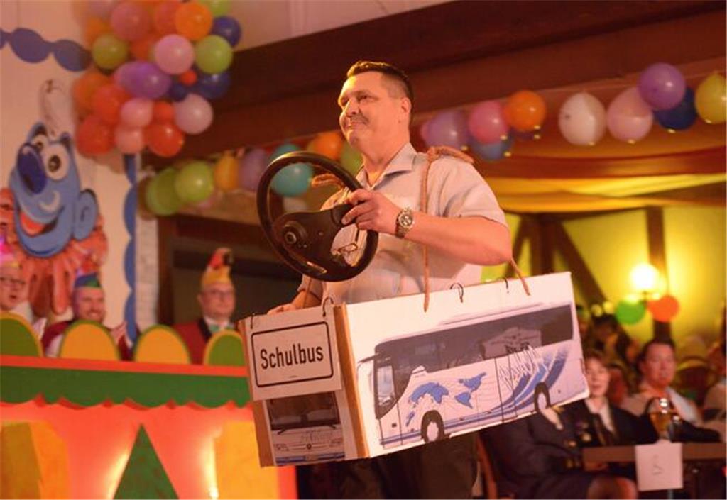 Traditionell nehmen die Karnevalisten politische und kommunale Probleme satirisc...