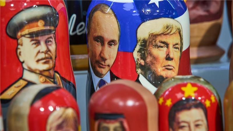 Traditionelle russische Holzpuppen, genannt Matrjoschka, die den sowjetischen Führer Josef Stalin (l-r), den russischen Präsidenten Wladimir Putin und den US-Präsidenten Donald Trump darstellen, werden in einem Souvenirladen in Moskau zum Verkauf angeboten.