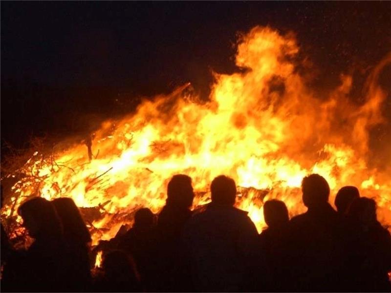 Traditioneller Brauch zu Ostern: In vielen Gemeinden brennen die Osterfeuer. Foto: Archiv