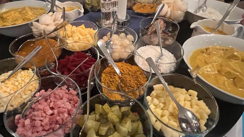 Traditionelles Seemanns-Curry wird bei dem Treffen im Fährhaus Kirschenland serviert.