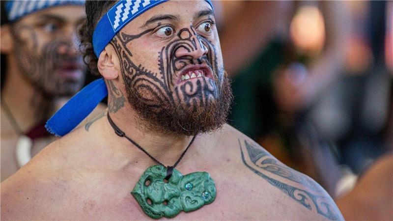 Neue Maori-Königin hält erste Rede nach dem Tod ihres Vaters Traditionen sind der indigenen Bevölkerung sehr wichtig.