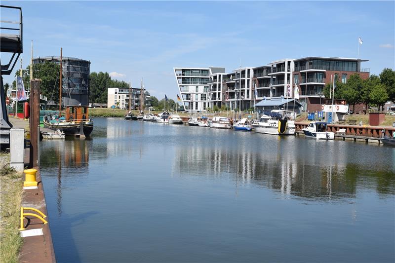 Traditionsschiffe und Sportboote bestimmen das Bild im Stadthafen. Rechts sind die Gebäude der kleinen Hafen-City zu sehen, direkt an der Schwinge steht der umgebaute Gasometer.