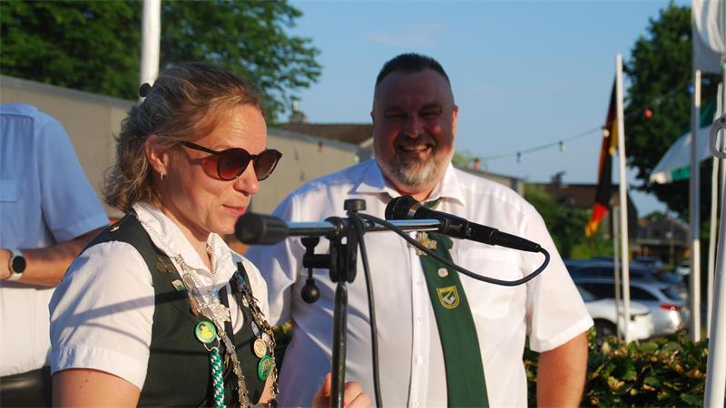 Tränen der Freude hinter der Sonnenbrille: Beste Dame Friederike Falk und Ehemann Christian, der die Proklamation moderierte.