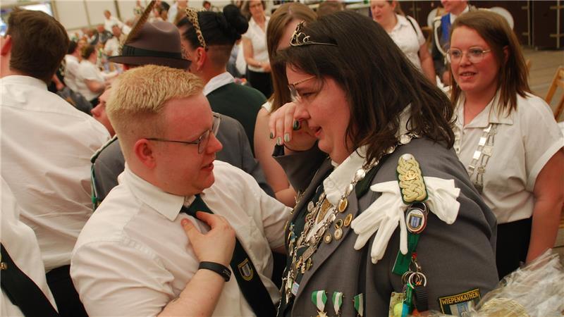 Tränen des Glücks: Dominik Reinboth gratuliert Schwester Nina zu ihrem Sieg als neue Stadtschützenkönigin.