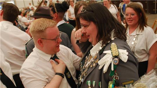 Tränen des Glücks: Dominik Reinboth gratuliert Schwester Nina zu ihrem Sieg als neue Stadtschützenkönigin.