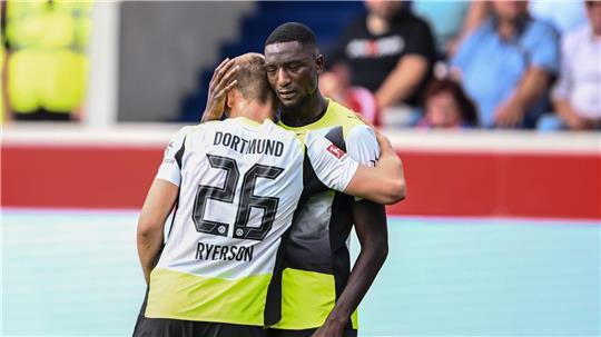 Traf auch Heidenheim: Dortmunds Torjäger Serhou Guirassy (r.).