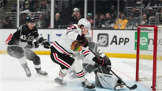 Traf bei den Kings für die Chicago Blackhawks: Lukas Reichel (M.).