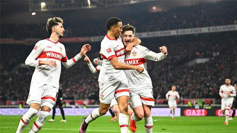 Böse VfB-Patzer: Bayern gewinnen Südschlager in Stuttgart Traf gegen seinen früheren Club: Stuttgarts Mittelfeld-Ass Angelo Stiller (r.)